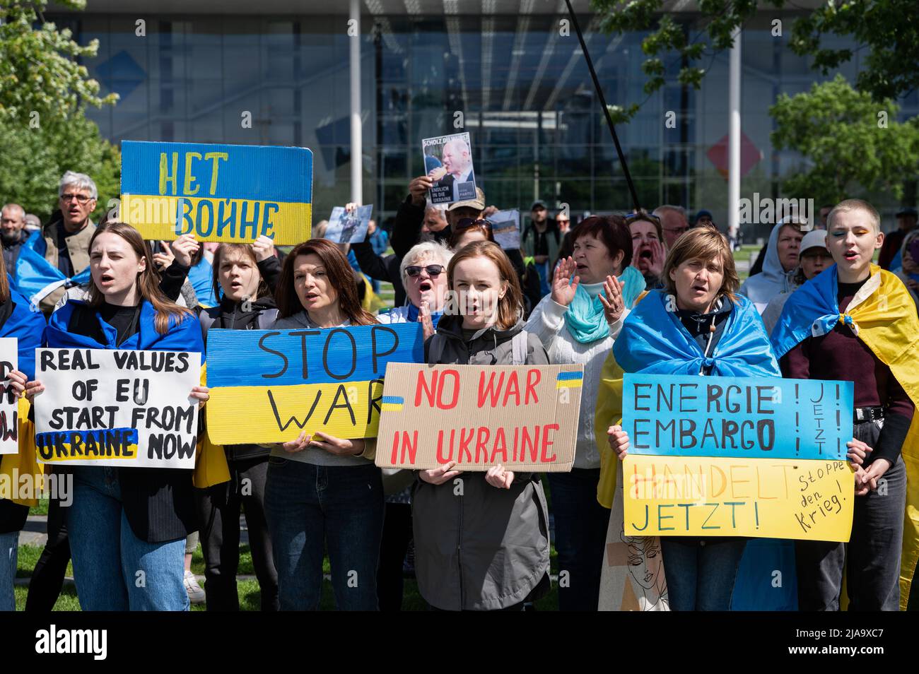 28.05.2022, Berlino, Germania, Europa - raduno pro UE con ucraini, rifugiati, attivisti e sostenitori di fronte alla Cancelleria tedesca. Foto Stock