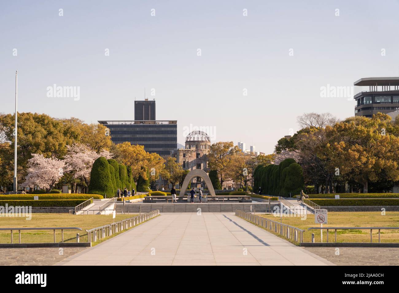 Fiume Motoyasu-gawa, fiore di ciliegi, e il Rest House of Peace Memorial Park, Hiroshima City, Honshu occidentale, Giappone Foto Stock