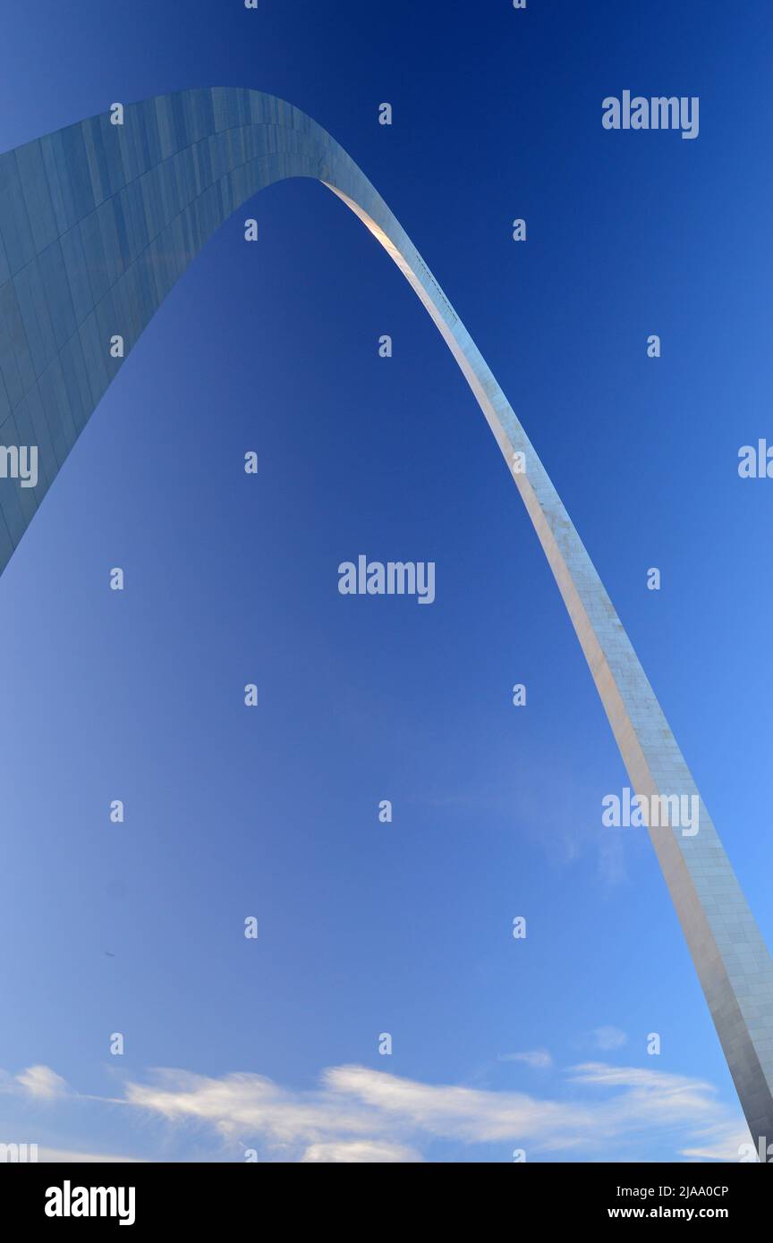 Il St Louis Gateway Arch, progettato da Eero Saarinen, si innalza nel cielo al Parco Nazionale. Simboleggia l'espansione occidentale dell'America Foto Stock
