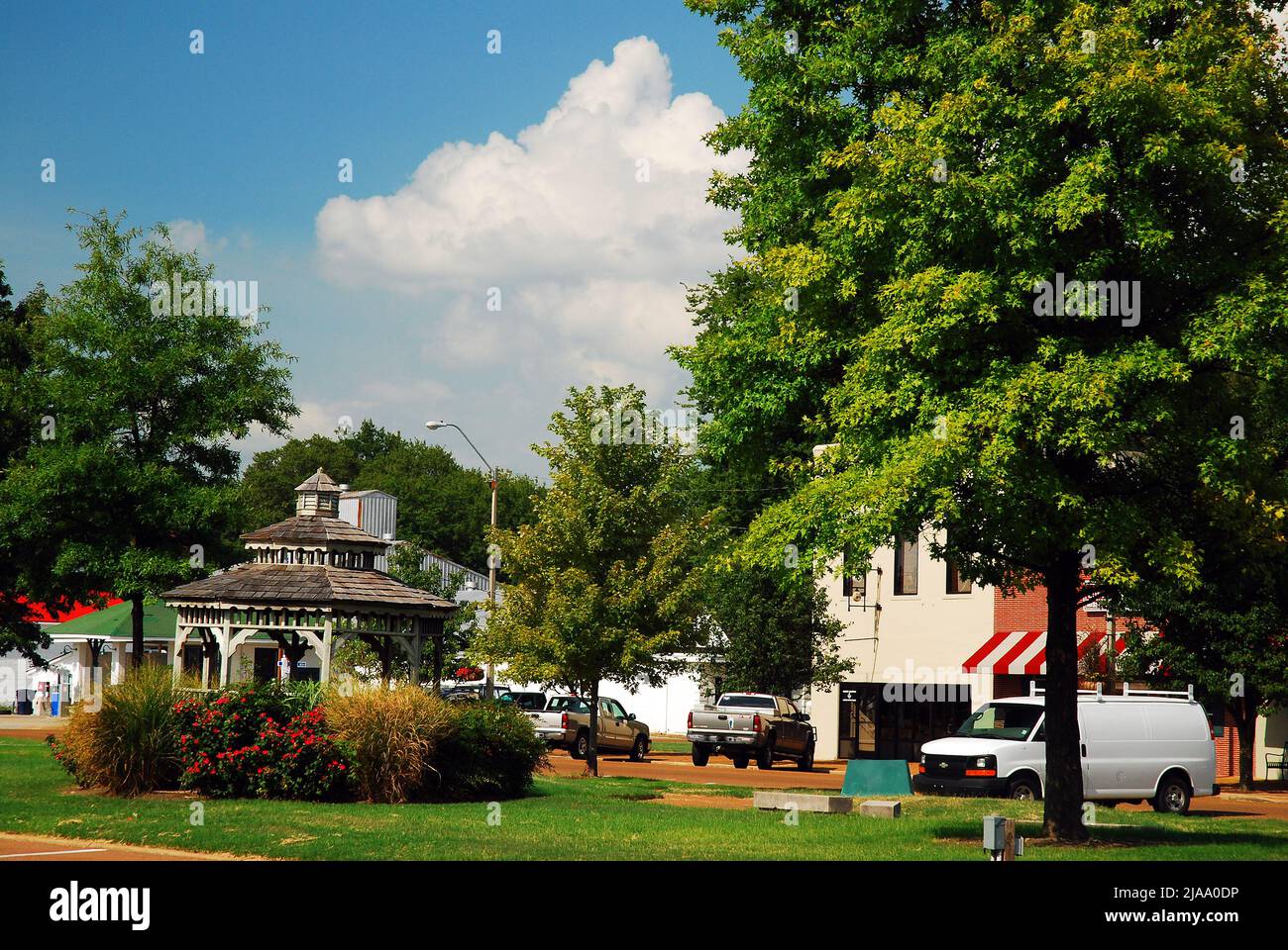 La piazza della cittadina di Tunica, Mississippi, offre un luogo rilassante nel centro cittadino Foto Stock