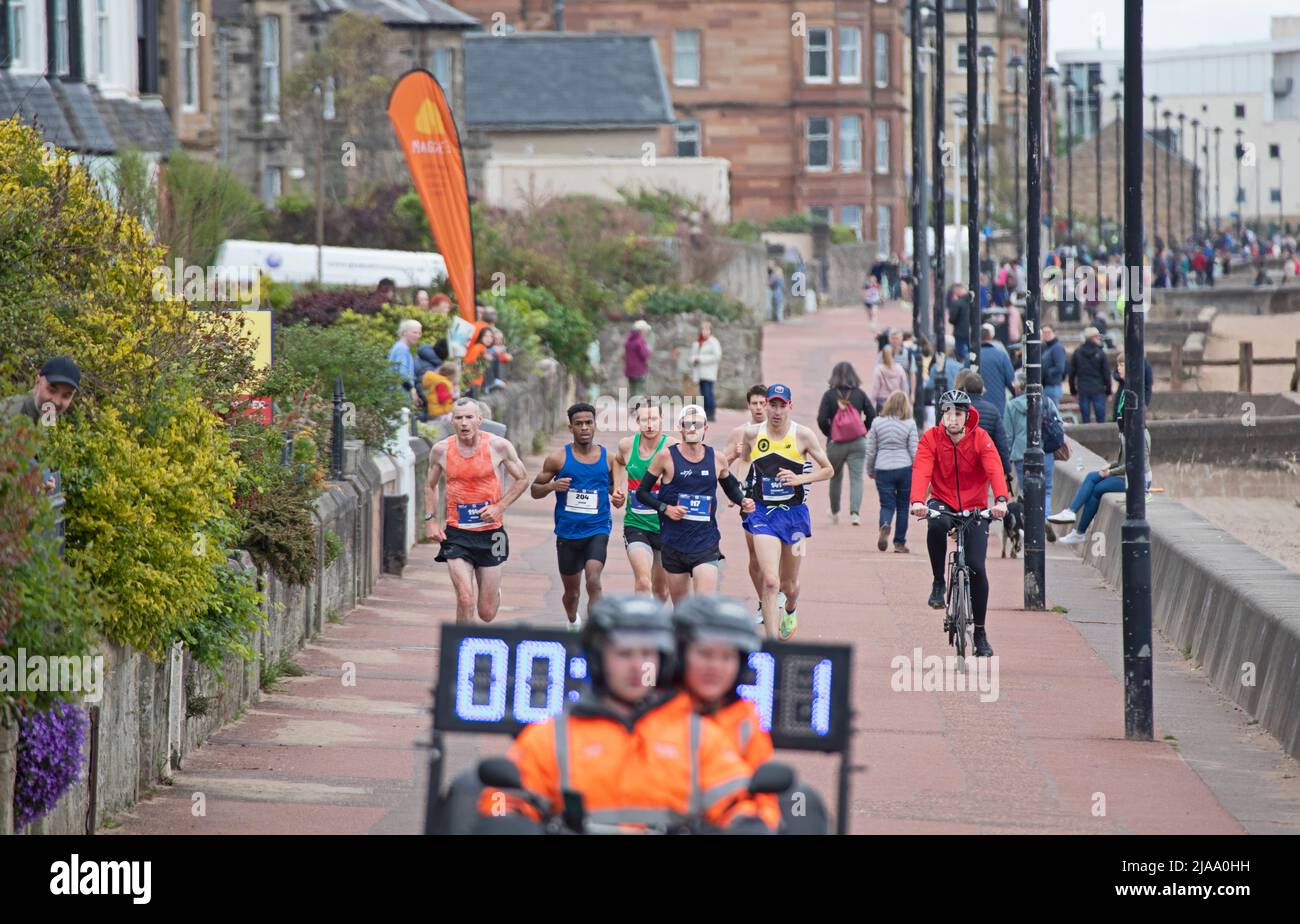 Portobello Promenade, Edimburgo, Scozia, Regno Unito 29th maggio 2022. I corridori del Festival della maratona di Edimburgo parteranno alle 10am. Nella foto i corridori anteriori uscendo dall'estremità orientale del lungomare, il vincitore Matthew Gilette in giallo e nero a destra della foto, Time 2.17.57. Foto Stock