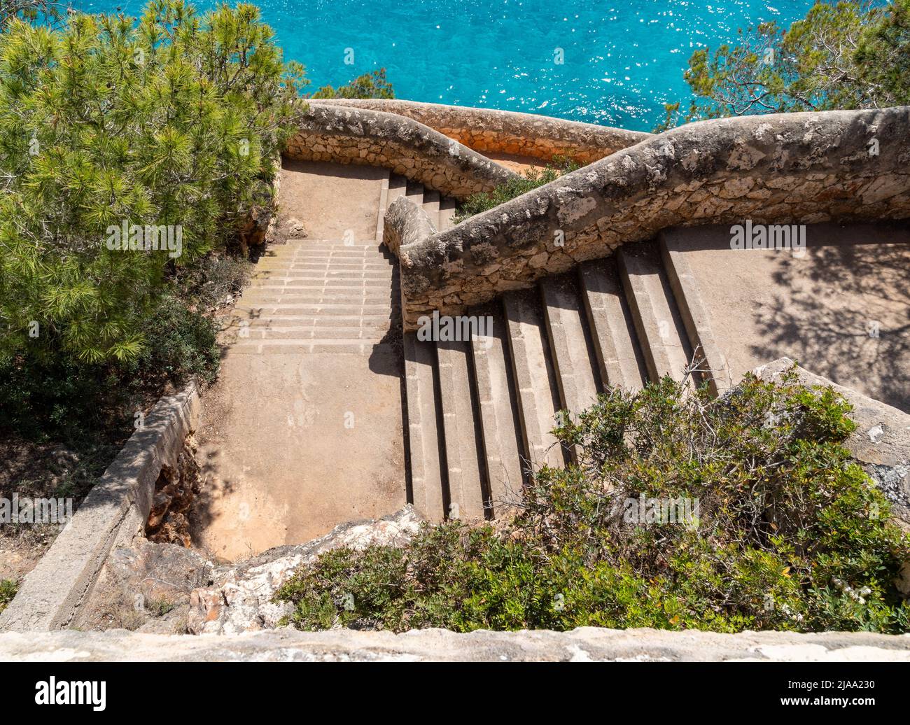vecchio muro di pietra e scale sul mar mediterraneo Foto Stock