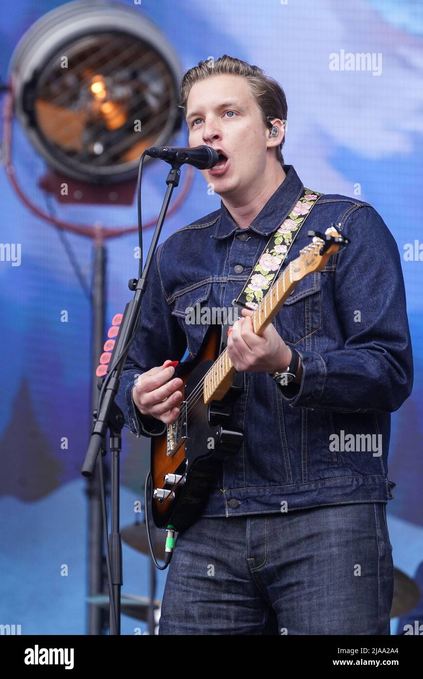 George Ezra si esibisce sul palco principale durante il Big Weekend della BBC radio 1 al War Memorial Park di Coventry. Data foto: Domenica 29 maggio 2022. Foto Stock