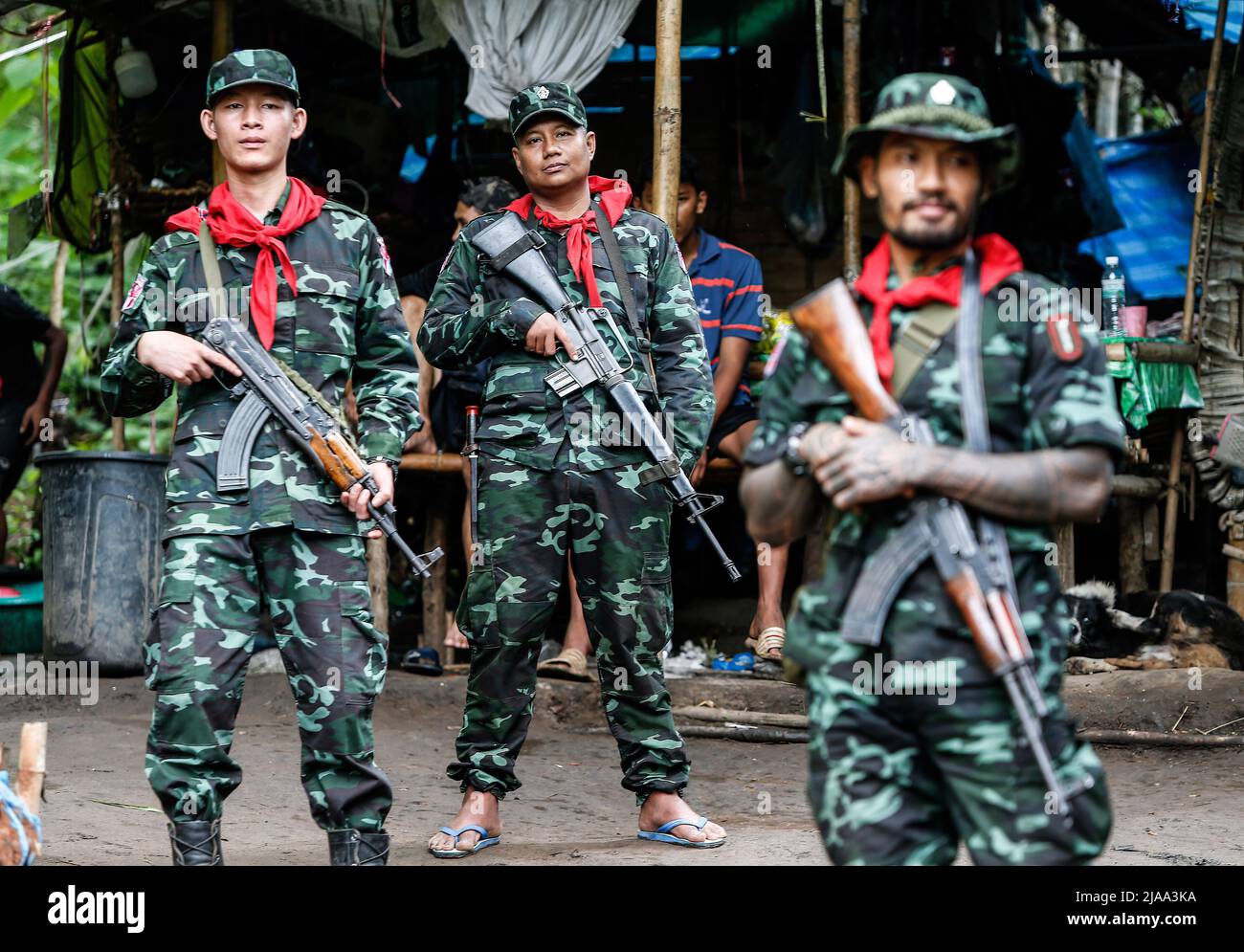 Thailandia. 27th maggio 2022. I soldati Karen custodissero con la loro arma il villaggio di Kaw thoo le e la sede centrale di KNDO (Karen National Difference Organizer). I rifugiati fuggirono combattendo tra l'esercito del Myanmar (Tatmadaw) e l'esercito KNU (Unione Nazionale Karen). I combattimenti si sono intensificati dal colpo di stato del febbraio 2021 guidato dal General min Aung Hlaing. Un insediamento di rifugiati Karen sul lato Myanmar del distretto di Umphang forma il confine con la Thailandia. Credit: SOPA Images Limited/Alamy Live News Foto Stock