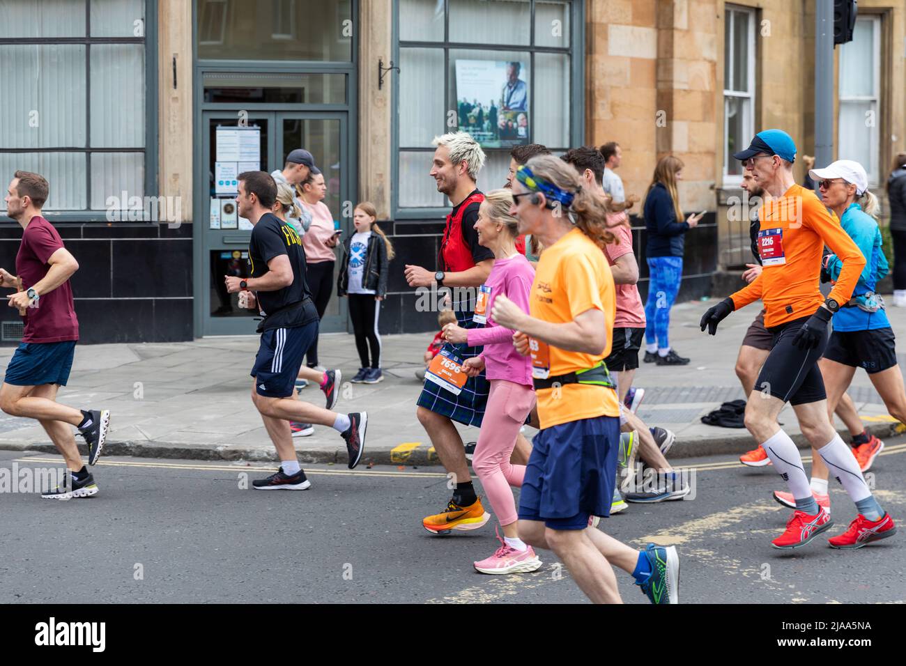 Edimburgo, Scozia, Regno Unito . 29th maggio 2022. I corridori iniziano la maratona di Edimburgo entrando nel centro storico di Edimburgo, allietato da gente del posto e sostenitori. Scendendo da East Preston Street, prosegui su South Clerk Street. Credit: David Coulson/Alamy Live News Foto Stock