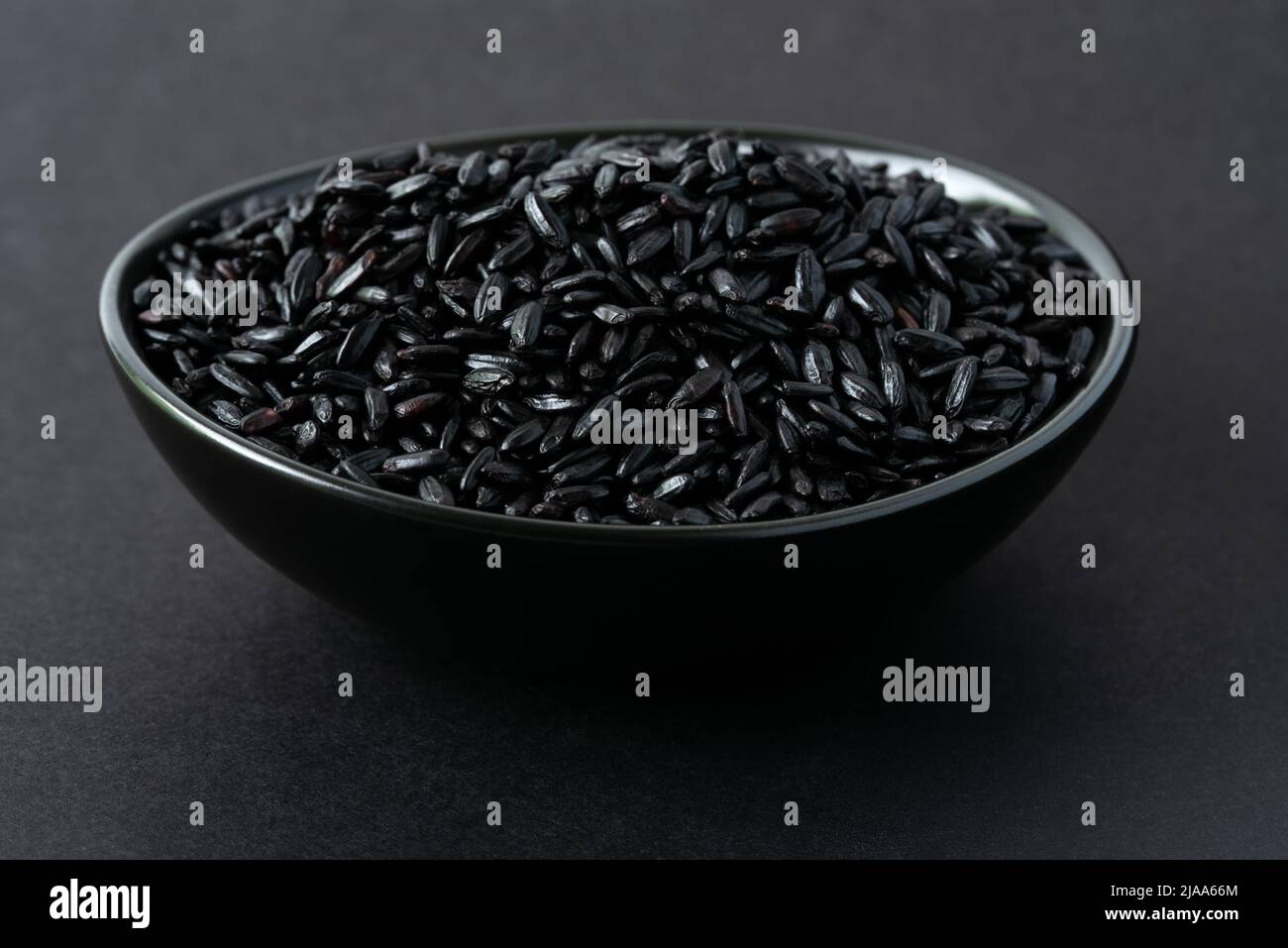 Riso crudo nero Heirloom in una ciotola Foto Stock