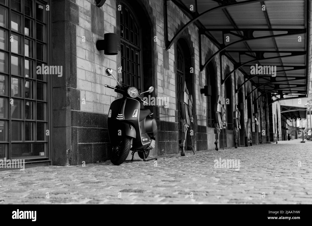 Magazzino con scooter a motore davanti ad esso Foto Stock