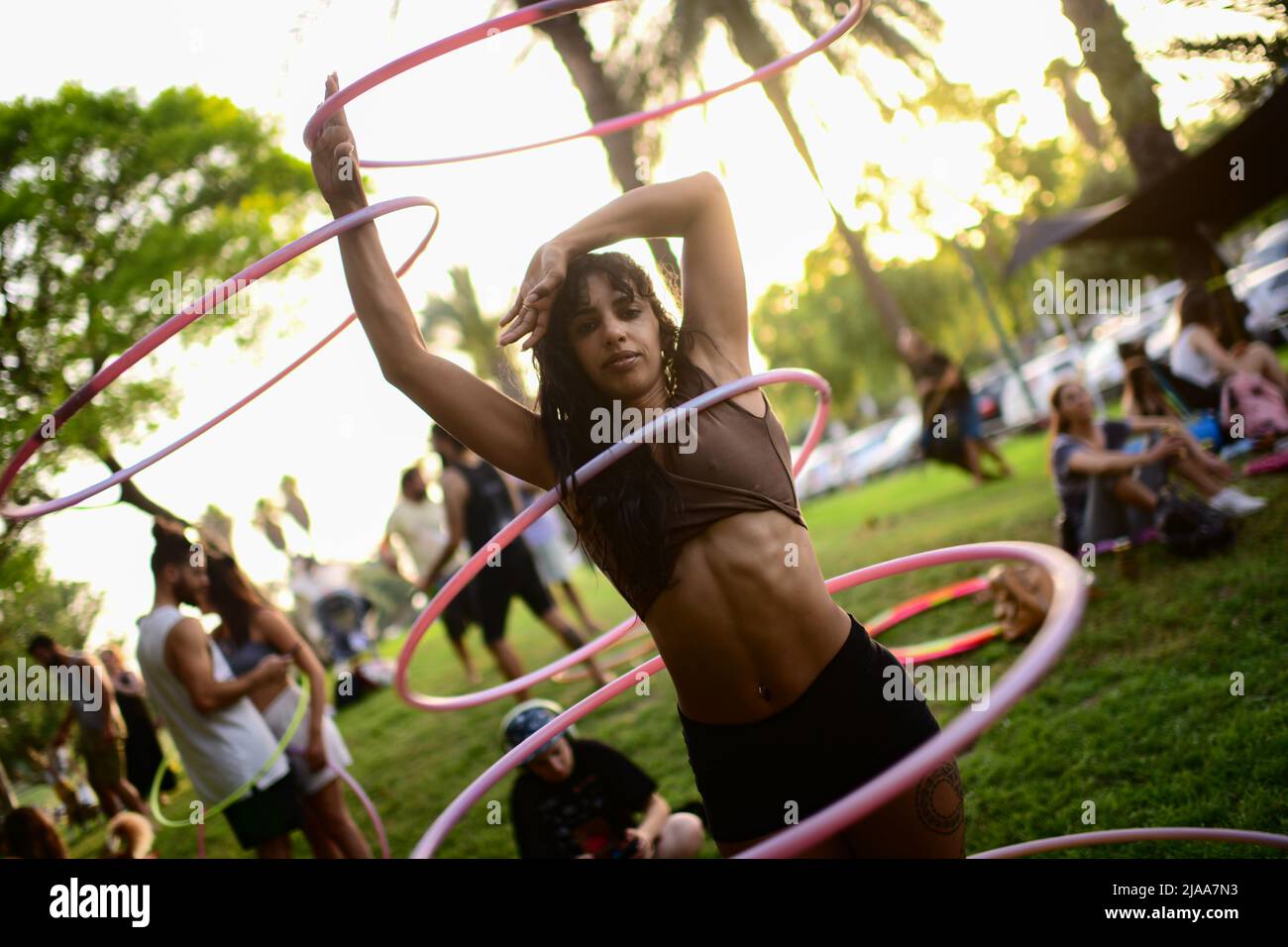 (220529) -- TEL AVIV, 29 maggio 2022 (Xinhua) -- Un performer si esibirà durante una riunione della comunità del circo israeliano a Tel Aviv il 28 maggio 2022. (Tomer Neuberg/JINI via Xinhua) Foto Stock