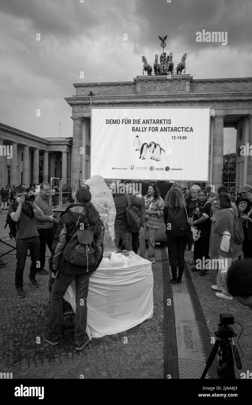 Una manifestazione del venerdì per il futuro si svolge di fronte alla porta di Brandeburgo a Berlino Foto Stock