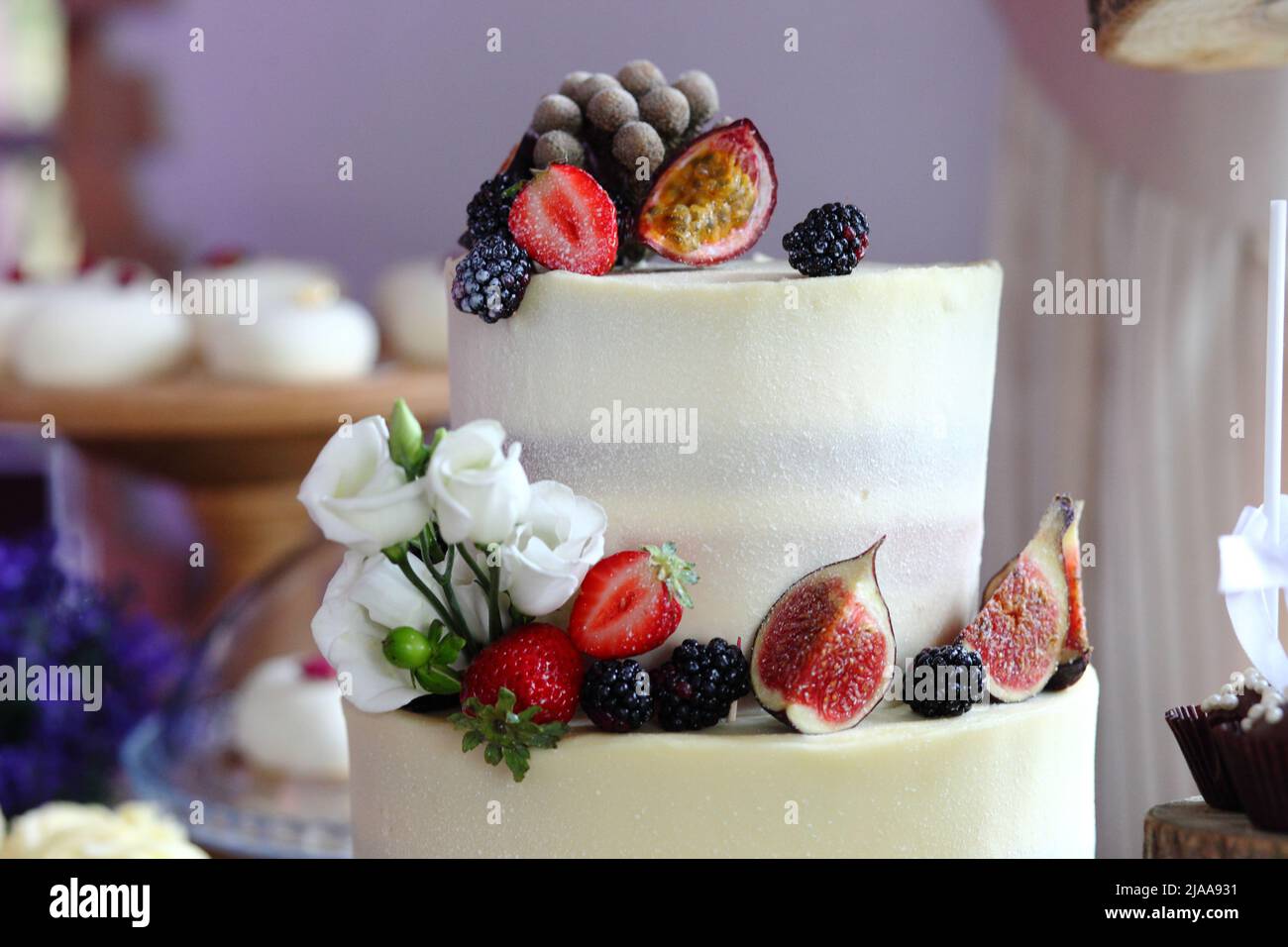 Bella e gustosa torta di nozze al ricevimento di nozze Foto Stock