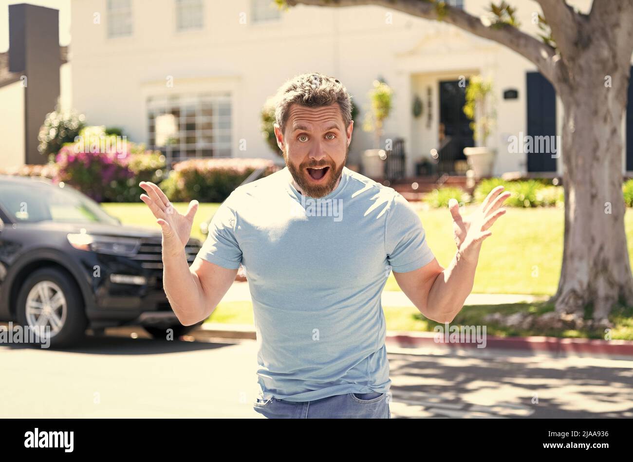 felice uomo unshaven con viso stupito gesturing in sensazione di stupore, sorpresa Foto Stock