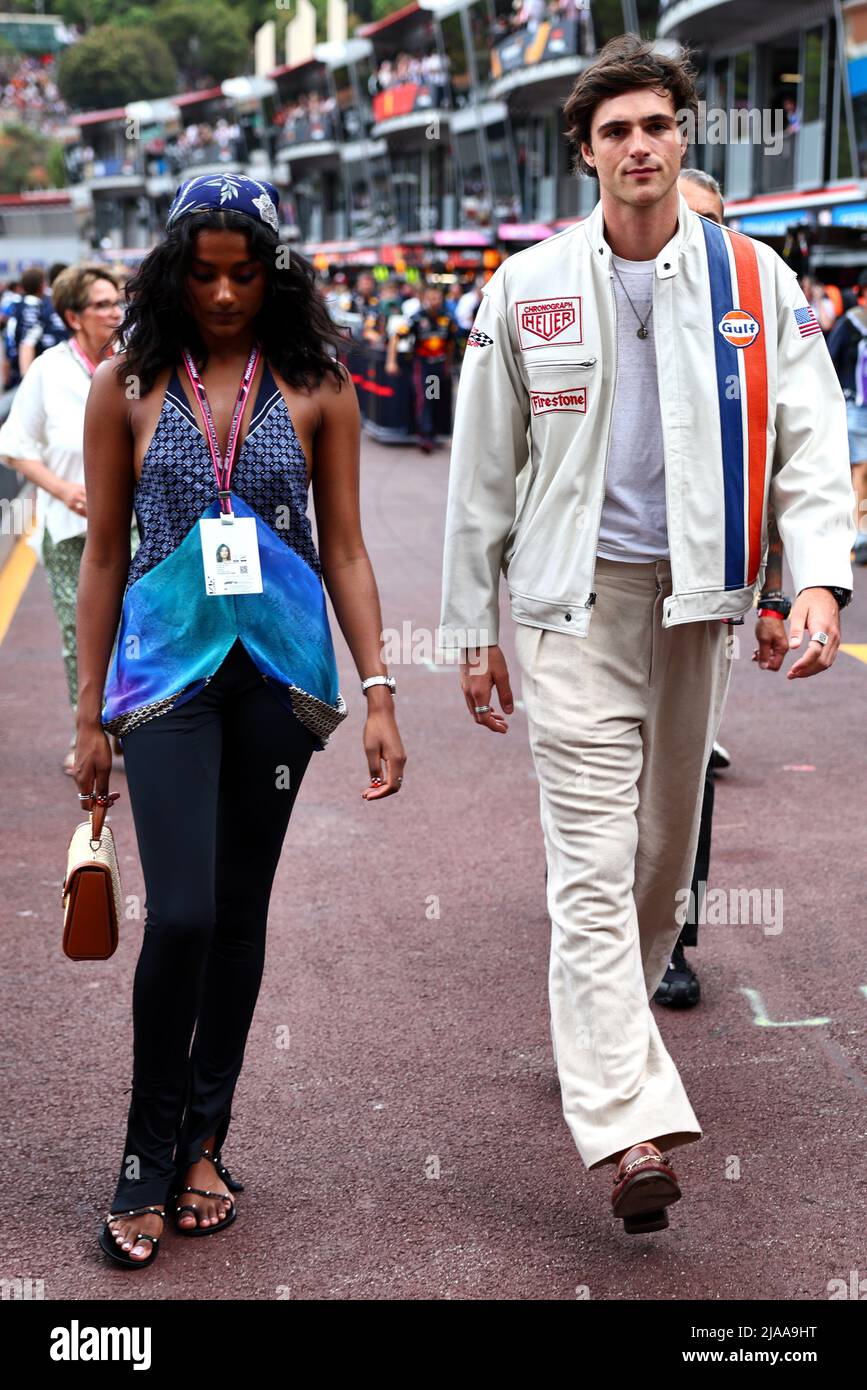 Monaco, Monte Carlo. 29th maggio 2022. Simone Ashley (GBR) attrice (sinistra). 29.05.2022. Formula 1 World Championship, Rd 7, Gran Premio di Monaco, Monte Carlo, Monaco, Giorno di gara. Il credito fotografico dovrebbe essere: XPB/Press Association Images. Foto Stock