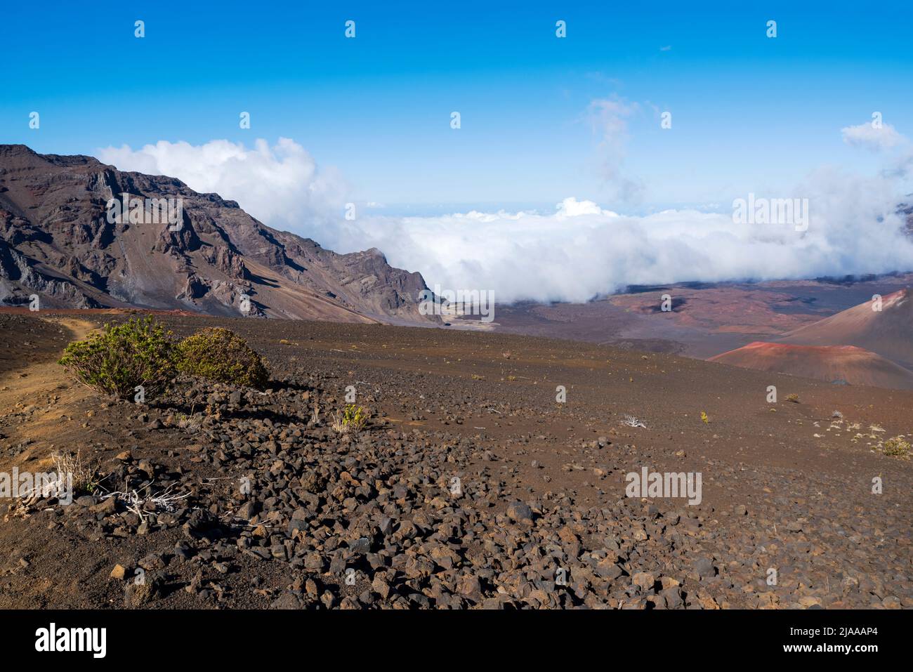 lungo il sentiero di sabbia scorrevole che domina la valle sopra le nuvole al cratere haleakala nel parco nazionale maui hawaii Foto Stock