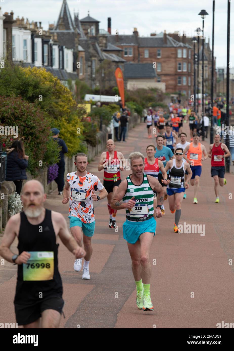 Portobello Promenade, Edimburgo, Scozia, Regno Unito 29th maggio 2022. I corridori del Festival della maratona di Edimburgo parteranno alle 10am. Corridori raffigurati che escono dall'estremità orientale del lungomare. Foto Stock