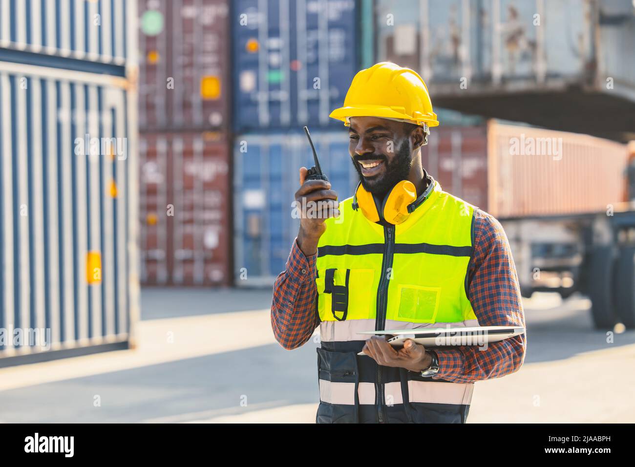 Black worker African Working Engineer Foreman radio controllo nel porto di spedizione merci deposito doganale container Foto Stock
