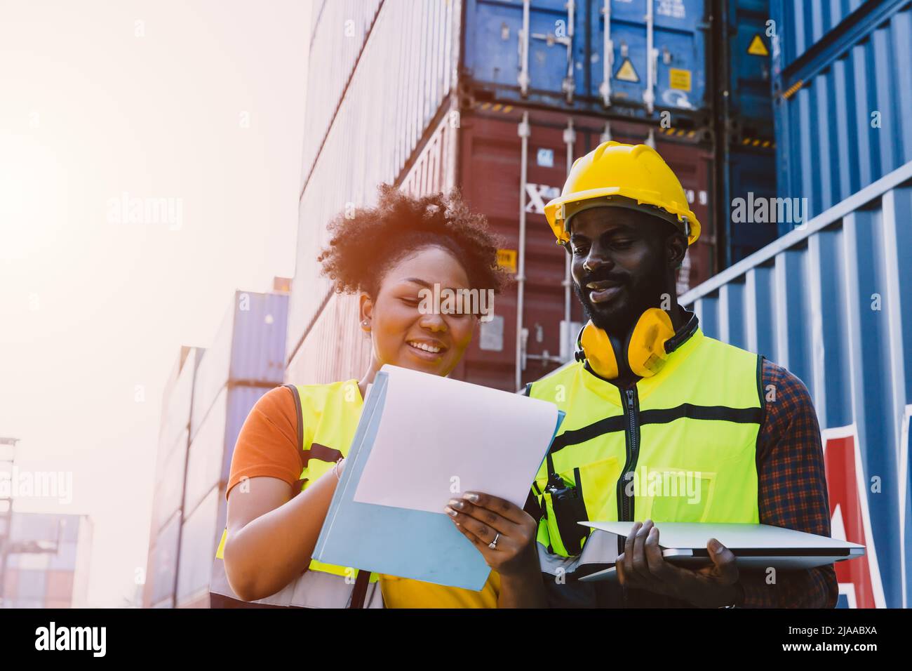 personale di squadra che lavora nel porto merci controllo doganale merci container per la spedizione Foto Stock