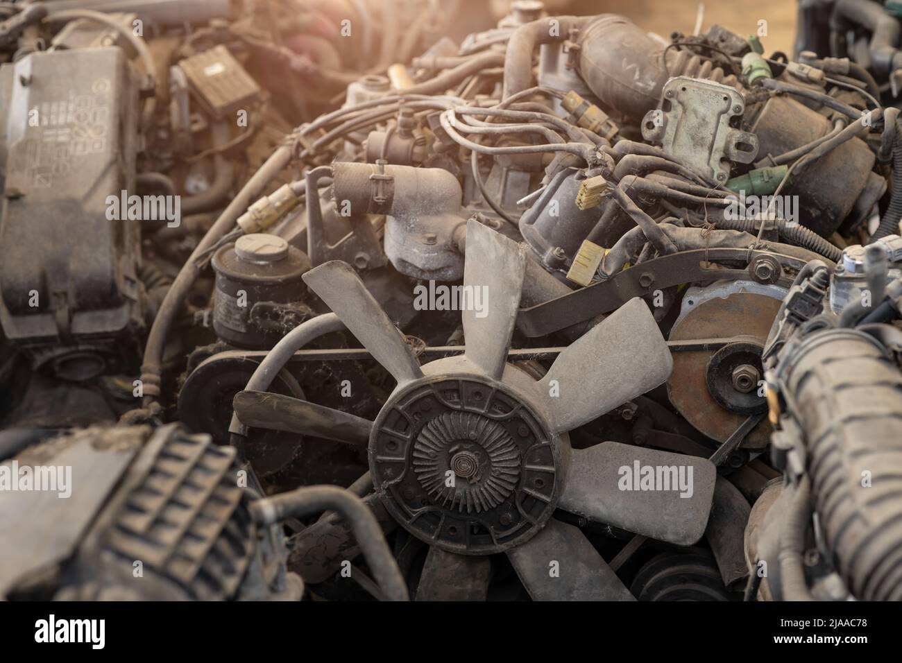 Vecchio motore auto sporco usato vendita di parti di seconda mano o riciclato. Foto Stock