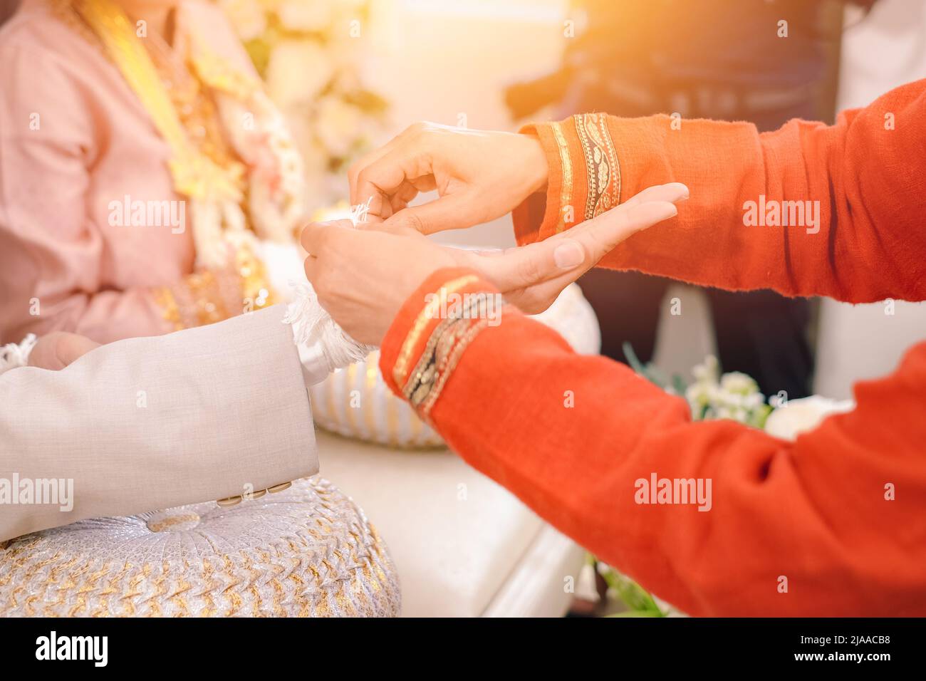 Asian Thai matrimonio cultura di legare polsi santi fili e benedire gli sposi novelli Foto Stock