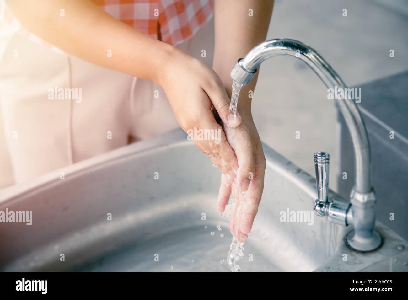 Pulizia delle mani delle persone per l'igiene personale e la protezione Covid Foto Stock