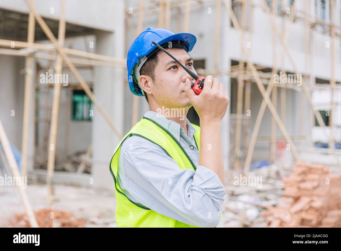 lavoratore capoparto ingegnere costruttore che lavora utilizzando il comando radio nel controllo di sicurezza del cantiere domestico. Foto Stock