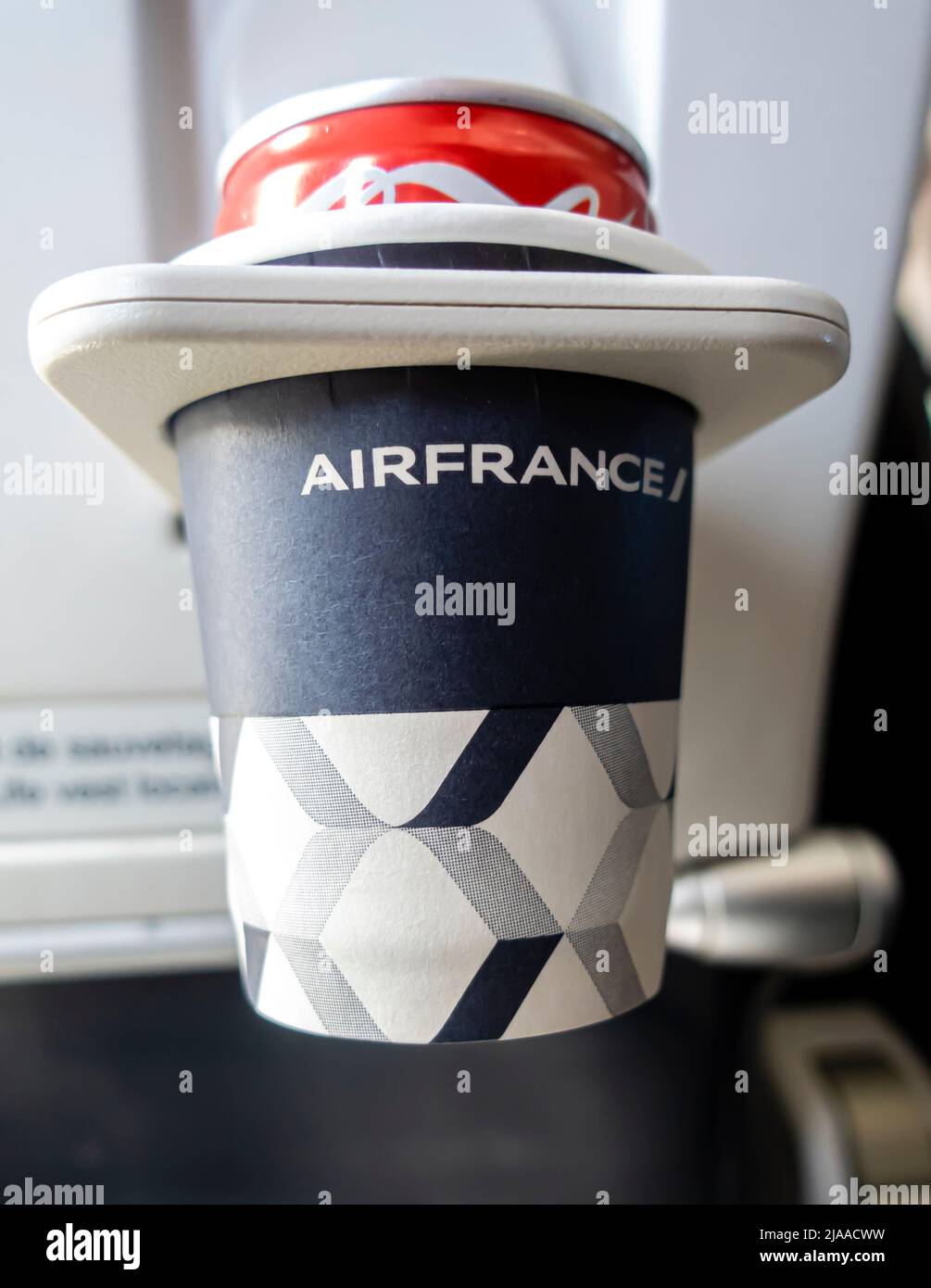 Portabicchiere in plastica con tazza da caffè in plastica AirFrance e lattina di soda all'interno dell'aereo Air France Foto Stock