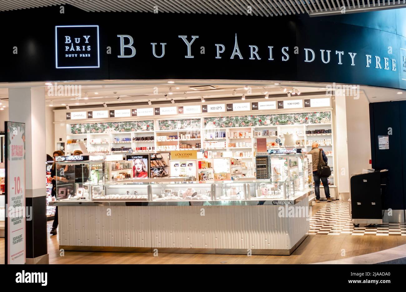 Acquista il negozio duty free di Parigi all'interno del Terminal 2E, Aeroporto di Parigi, CDG, Francia Foto Stock
