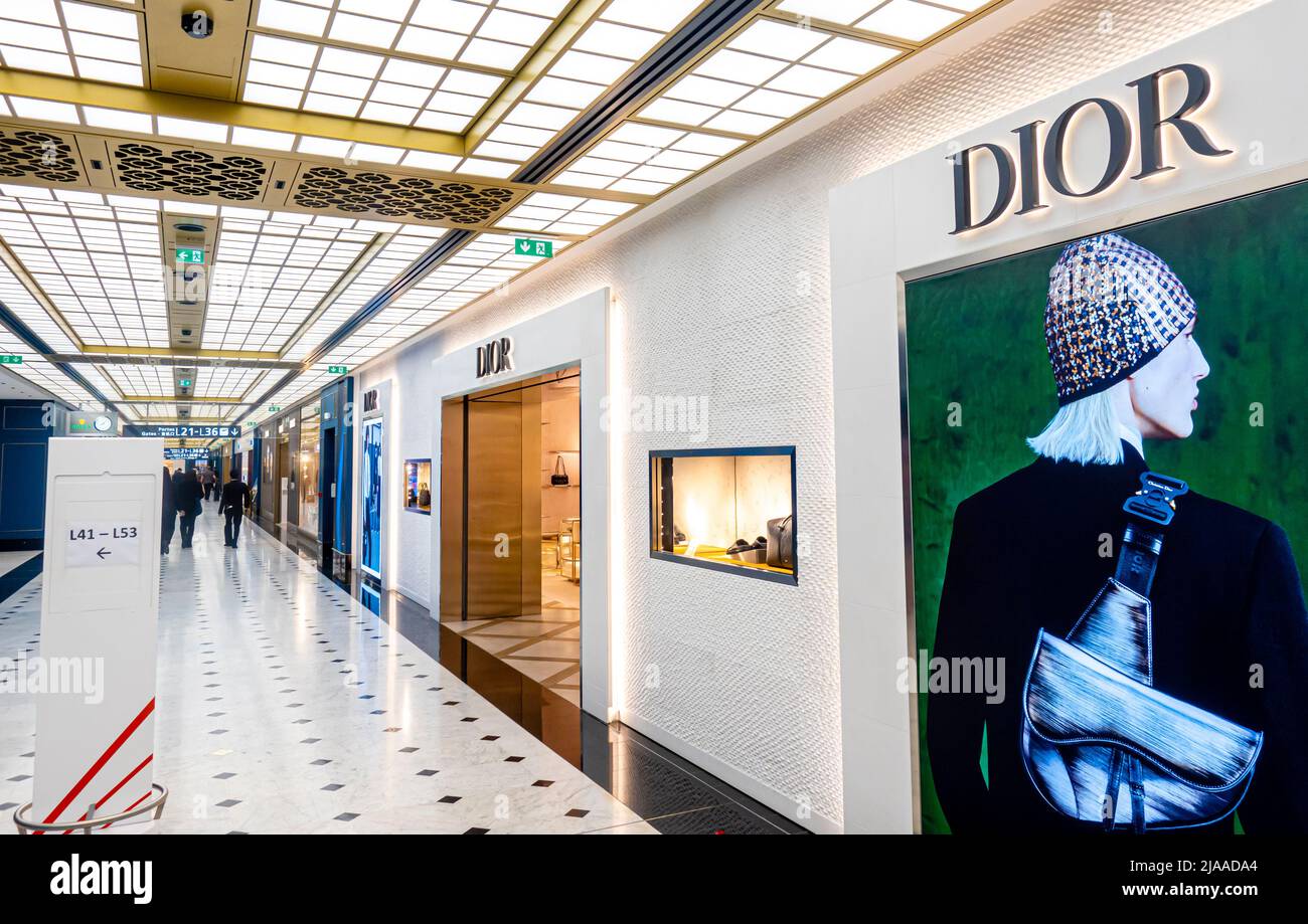 DIOR acquista presso i reparti di articoli di lusso con marchi di moda al Terminal 2E, Aeroporto di Parigi, CDG, Francia Foto Stock