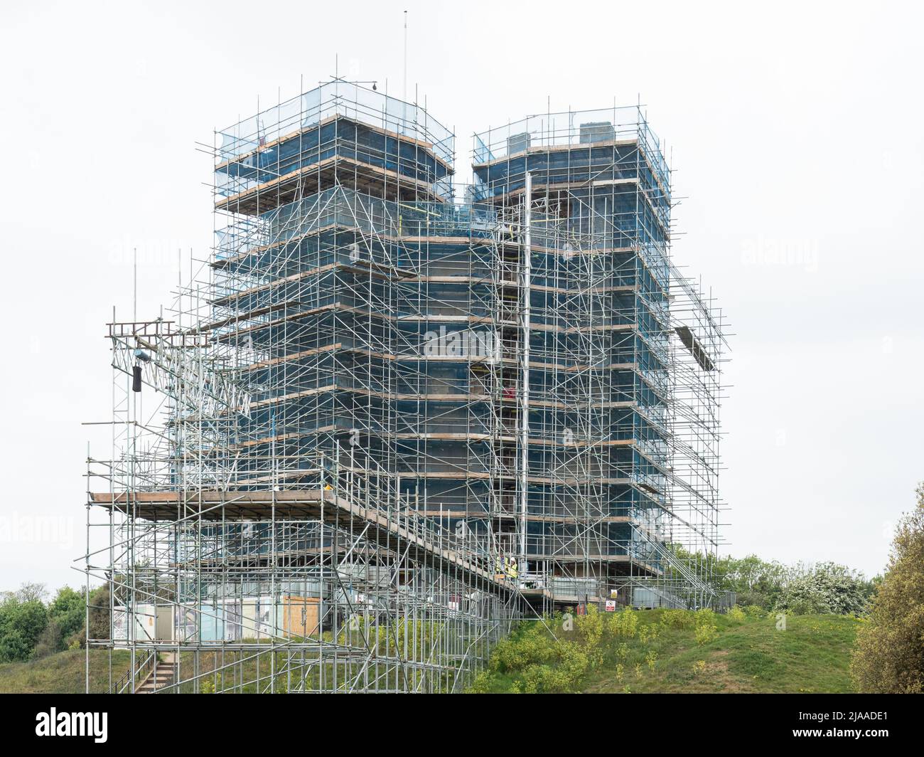 Lo storico castello di Orford a Suffolk è stato completamente rivestito di impalcature per lavori di restauro. Foto Stock