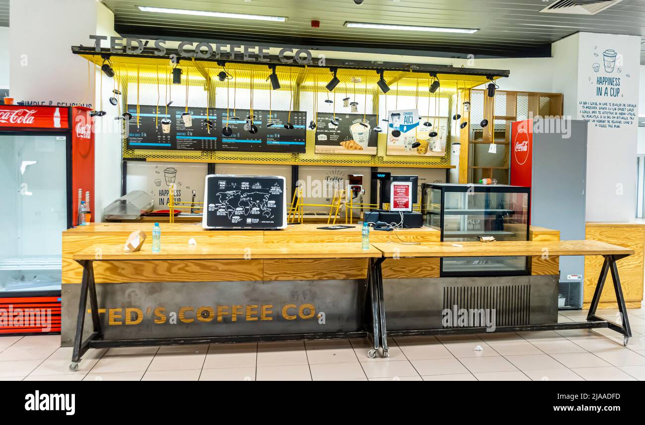 Empty Ted's Coffee Co cafe nel terminal dell'aeroporto internazionale Henri Coandă, OTP, Otopeni, Bucarest, Romania Foto Stock