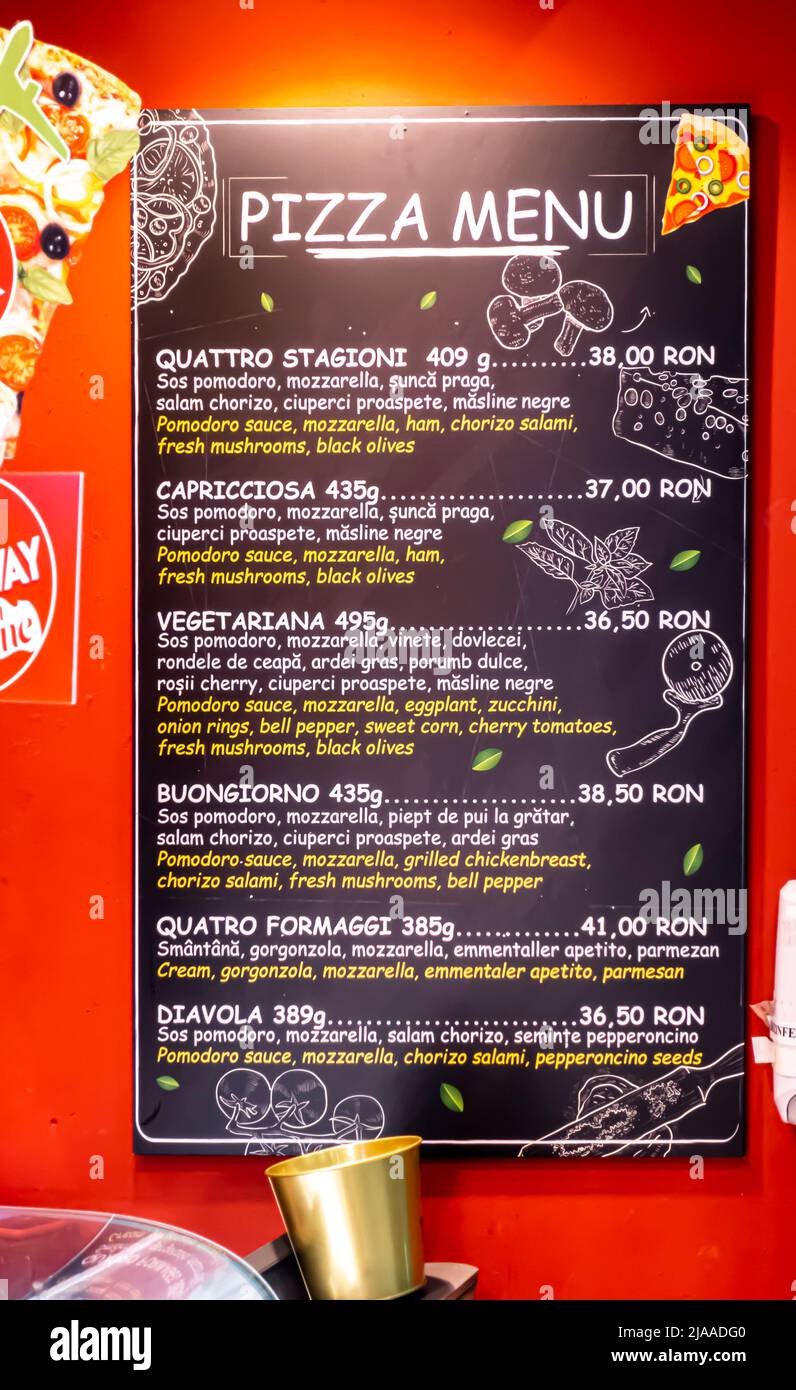 Menu pizza al ristorante pizzeria nel terminal dell'aeroporto internazionale Henri Coandă, OTP, Otopeni, Bucarest, Romania Foto Stock