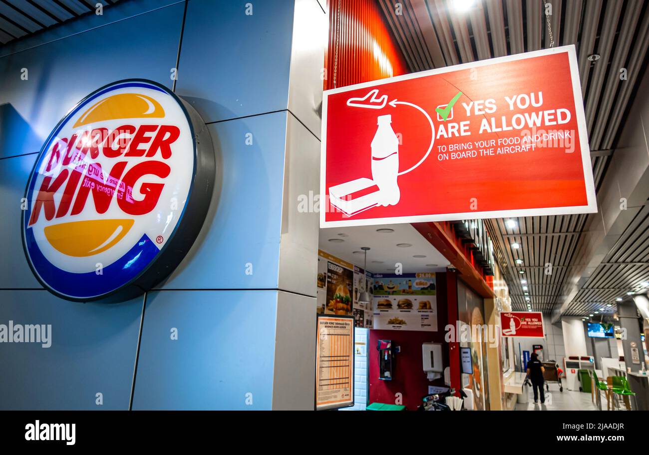 Burger King segno e si sei Alllowed food segno nel terminal di Henri Coandă International Airport, OTP, Otopeni, Bucarest, Romania Foto Stock