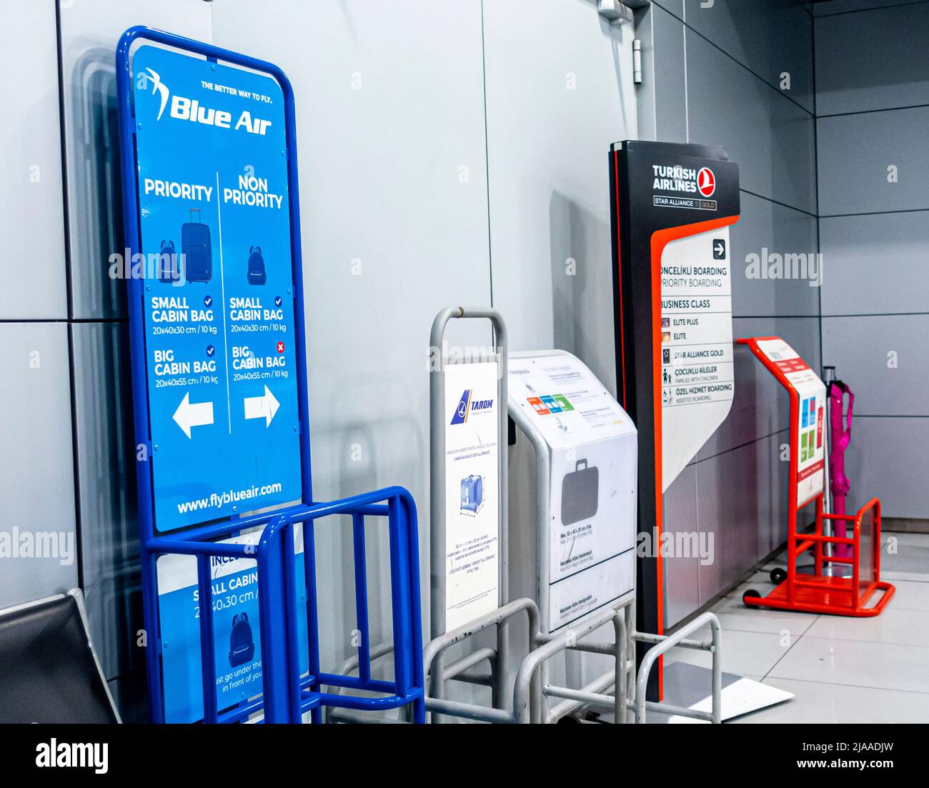Tester per bagagli che misurano i telai di vari vettori aerei nel terminal dell'Aeroporto Internazionale, OTP, Otopeni, Bucarest, Romania Foto Stock