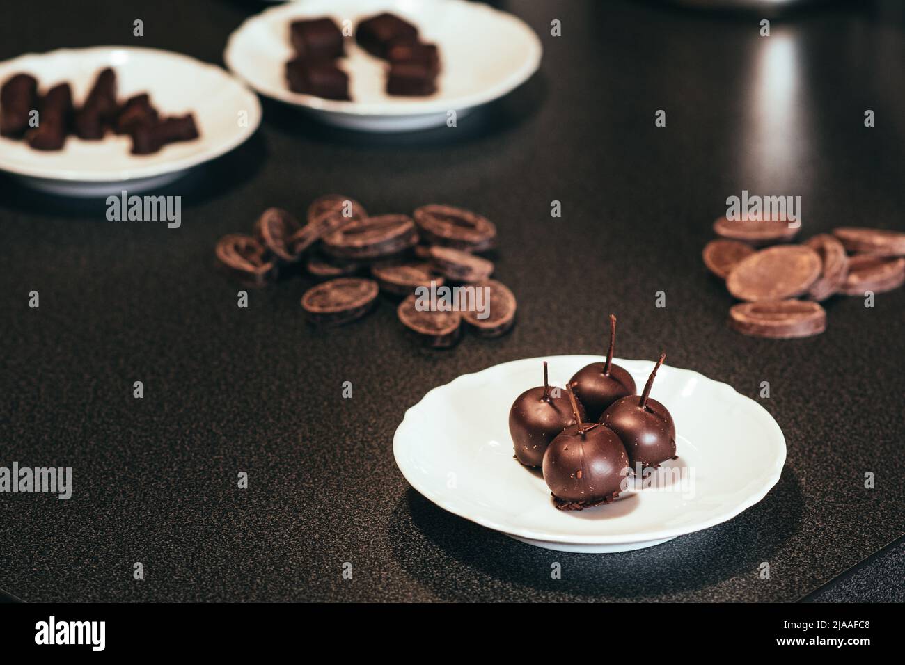 Ciliegie candite ricoperte di cioccolato immagini e fotografie stock ad  alta risoluzione - Alamy