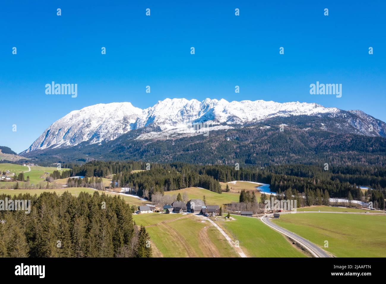 Monte Grimming in Stiria. Vista da Bad Mitterndorf in primavera. Foto Stock