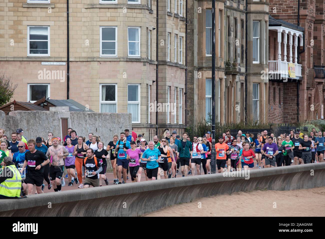 Portobello Promenade, Edimburgo, Scozia, Regno Unito 29th maggio 2022. Edinburgh Mezza Maratona Festival Runners. Corridori raffigurati sul lungomare. Foto Stock