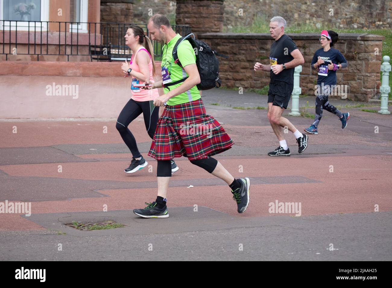 Portobello Promenade, Edimburgo, Scozia, Regno Unito 29th maggio 2022. Edinburgh Mezza Maratona Festival Runners. Corridori raffigurati sul lungomare. Foto Stock