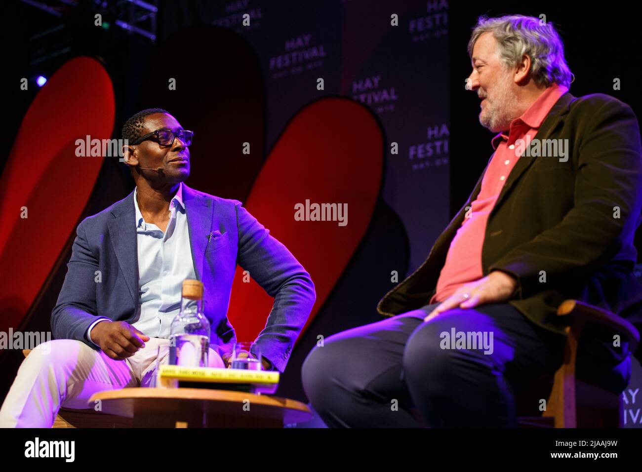 Stephen Fry parla con David Harewood al Festival Hay 2022 del 35th Foto Stock