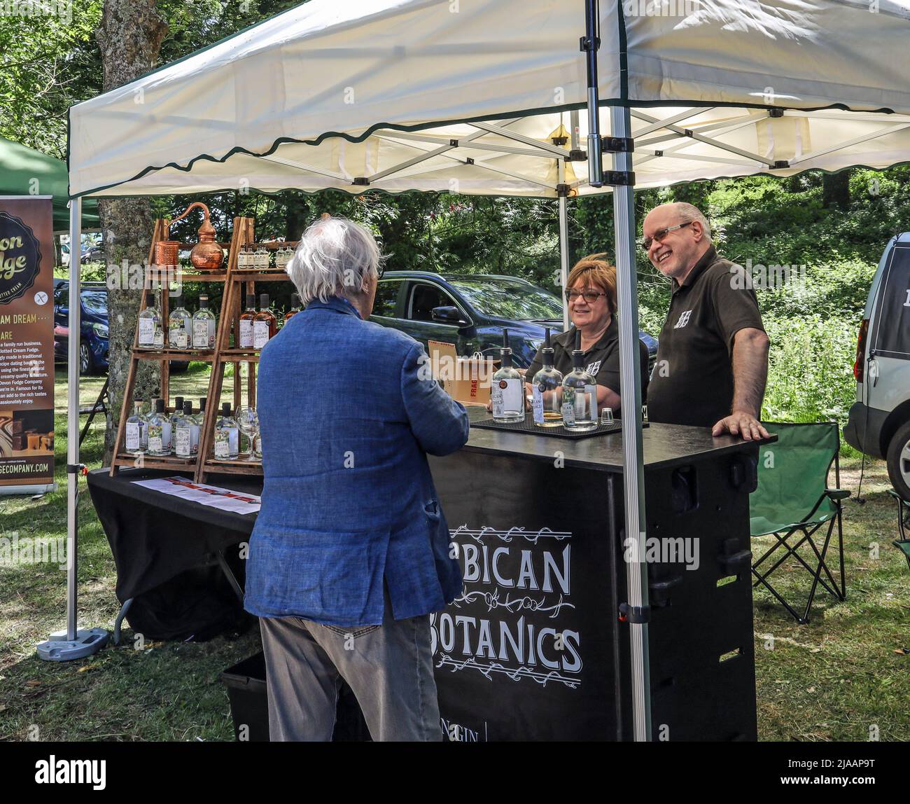 Il Botanico Barbican mostra la loro gamma di gin e rum fatti a mano creati a Plymouth attraverso una bancarella all'annuale Green Man Festival a Mount Edgcu Foto Stock