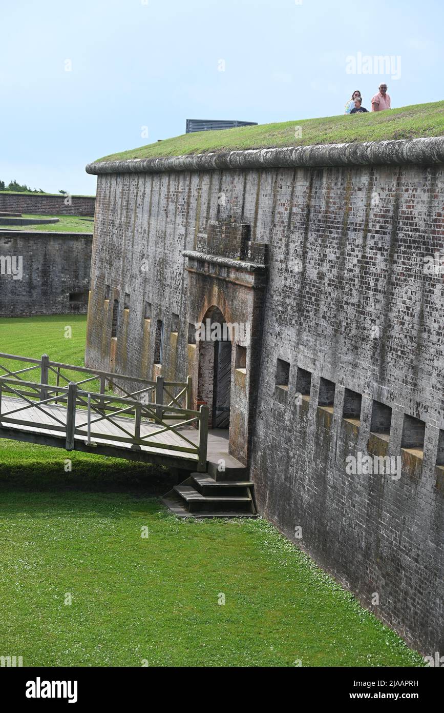 Ponte di ingresso sul fossato a Fort Macon, guarnito nel 1834 per proteggere Beaufort NC, e trasformato in un parco statale nel 1924. Foto Stock