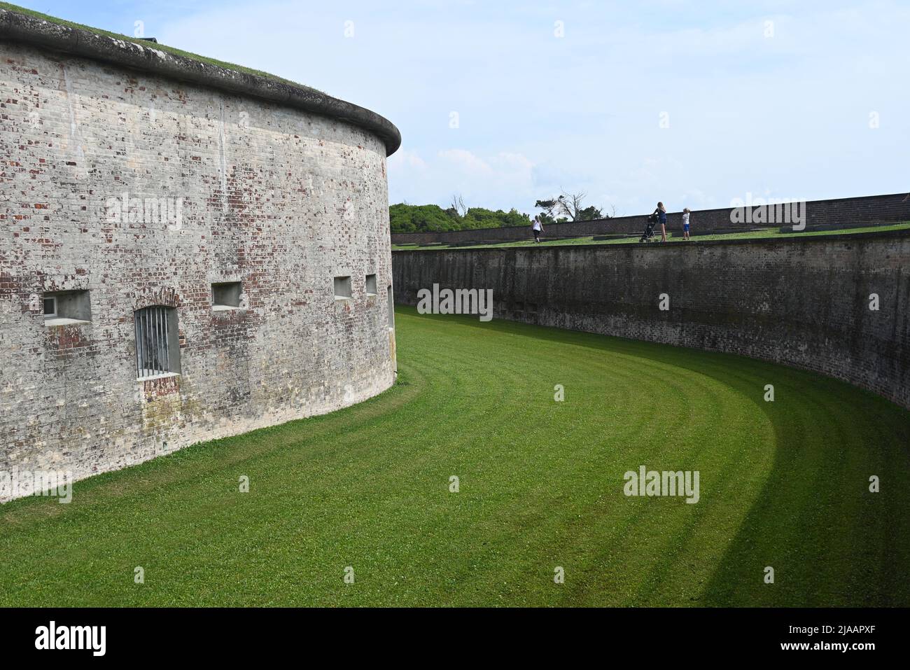 La mote difensiva a Fort Macon, guarnito nel 1834 per difendere il porto di Beaufort, NC e trasformato in un parco statale nel 1924. Foto Stock