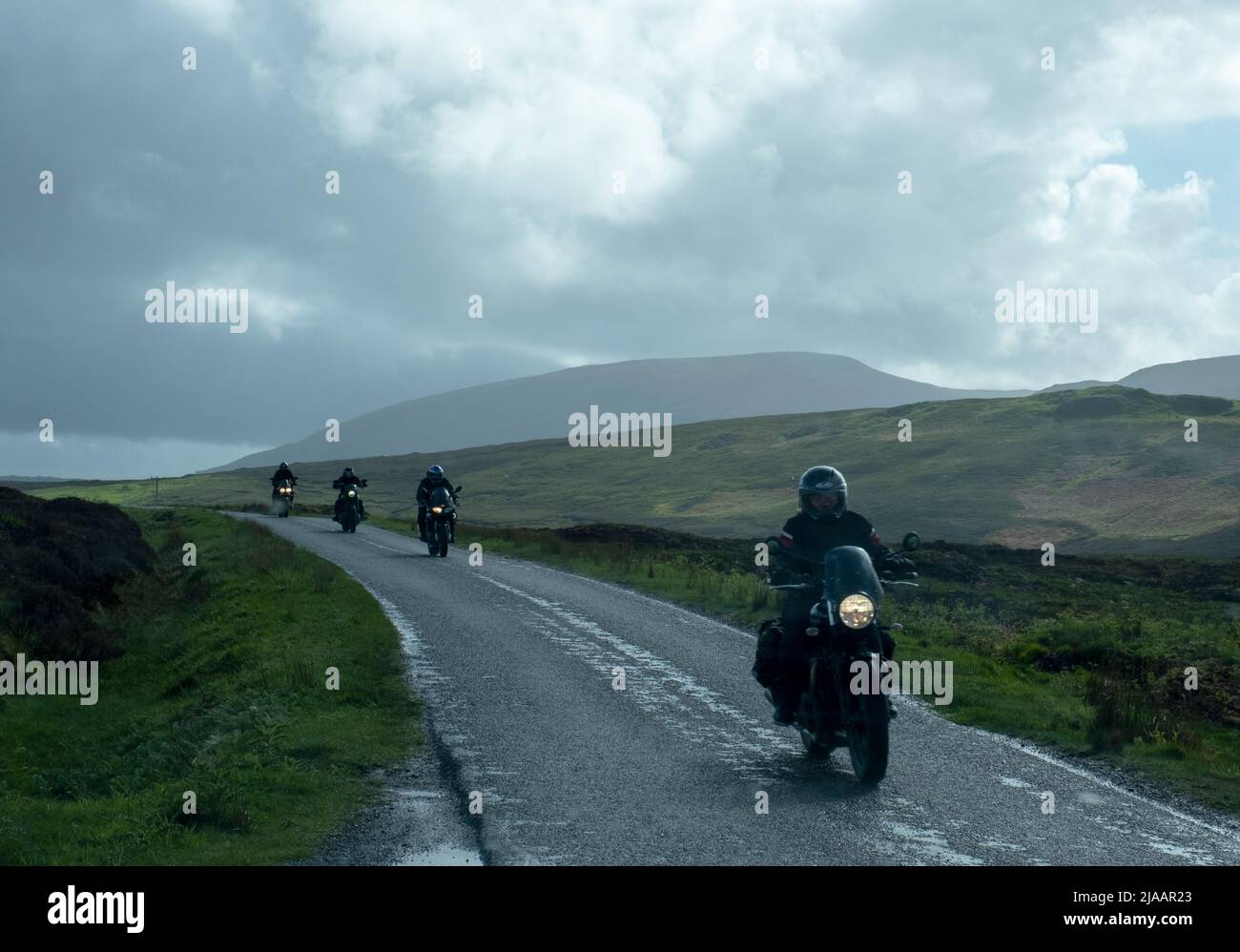 Motociclisti che viaggiano sulla A838 in direzione nord attraverso Sutherland sulla North Coast 500, Scozia. Foto Stock