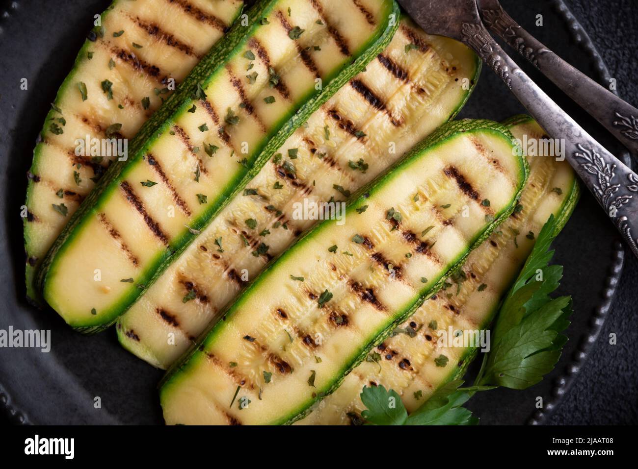 Zucchine grigliate con prezzemolo, cibi salutari Foto Stock