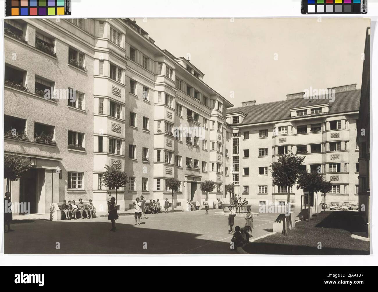 15., Camillo-Sitte-Gasse 12-18 / Alliogasse 27-33 / Walkürengasse 2-6 / Hagengasse 13-17-Forstnerhof-Court view. Martin Gerlach jun. (1879-1944), fotografo Foto Stock