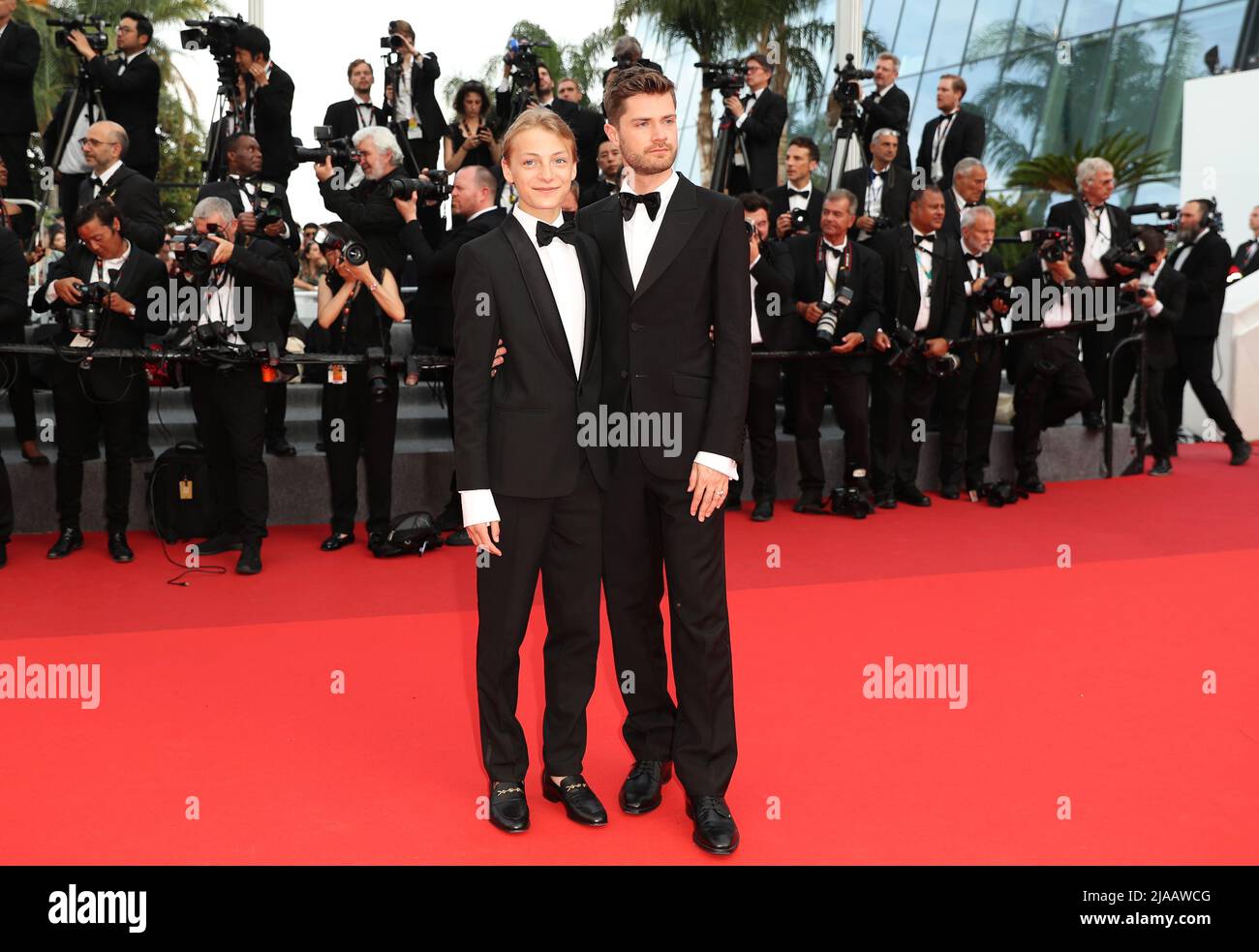 Cannes, Francia. 28th maggio 2022. Il regista belga Lukas Dhont (R) e l'attore belga Eden Damsalamoia per il film 'Close' posano al tappeto rosso durante la cerimonia di chiusura dell'edizione 75th del Festival di Cannes a Cannes, Francia meridionale, 28 maggio 2022. Credit: Gao Jing/Xinhua/Alamy Live News Foto Stock