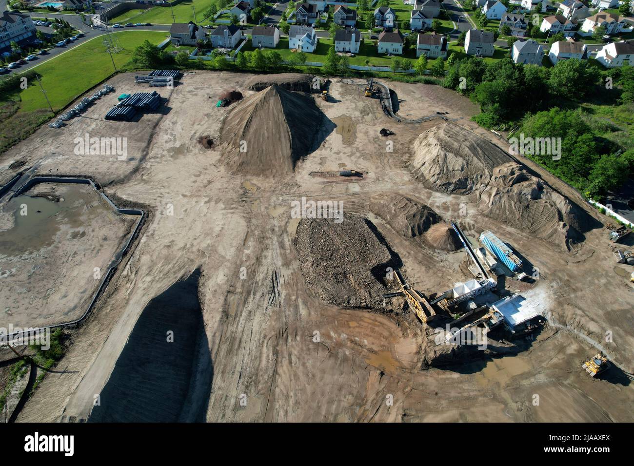 Vista aerea del sito di costruzione vicino a case suburbane a Sayreville, New Jersey Foto Stock
