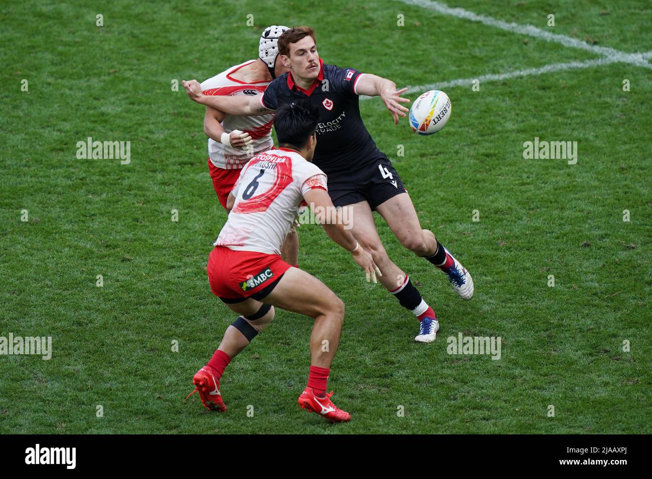 Il Giappone Moeki Fukushi affronta il canadese Phil Berna durante la partita 41 il secondo giorno della HSBC World Rugby Sevens Series al Twickenham Stadium di Londra. Data foto: Domenica 29 maggio 2022. Foto Stock