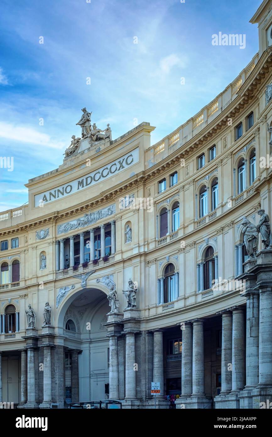 Napoli, Italia - 24 maggio 2022: Facciata esterna della Galleria Umberto i, nel centro storico della città. Foto Stock