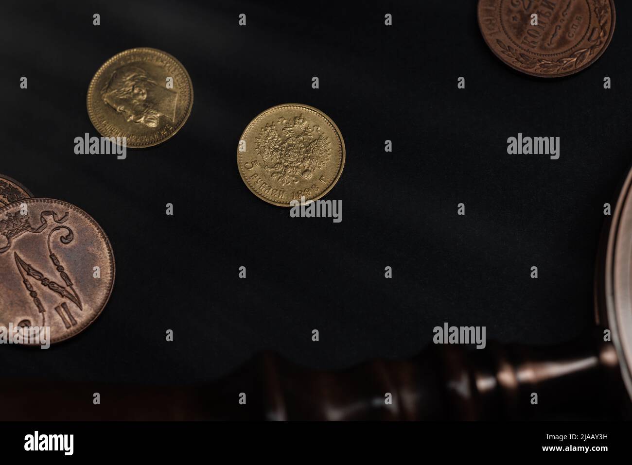 Immagini Stock - Numismatica. Vecchie Monete Da Collezione Realizzate In  Rame Su Un Tavolo Di Legno. Vista Dall'alto. Sfondo Nero.. Image 137420795