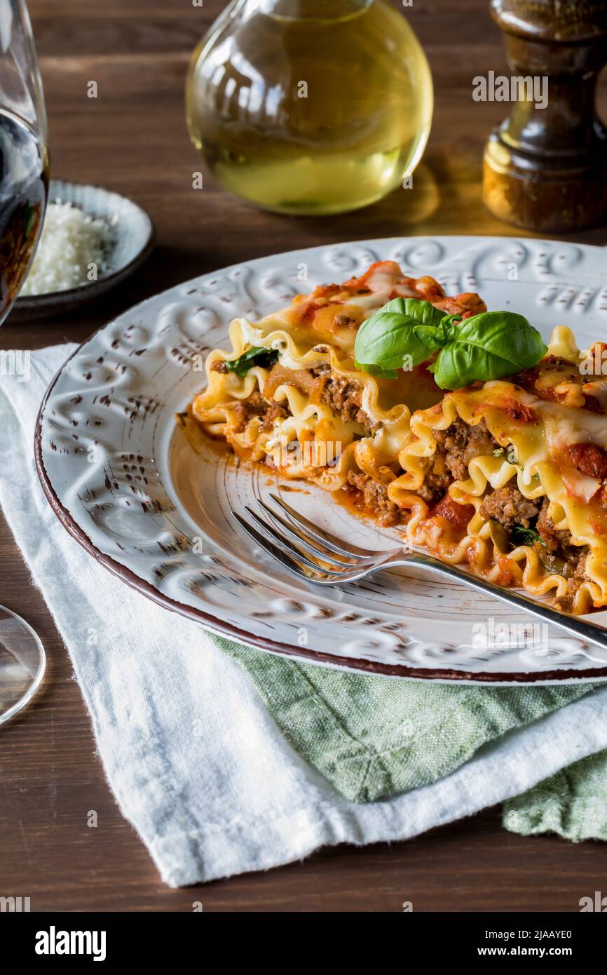 Primo piano di un servizio di lasagna gourmet roll up, pronto per mangiare. Foto Stock