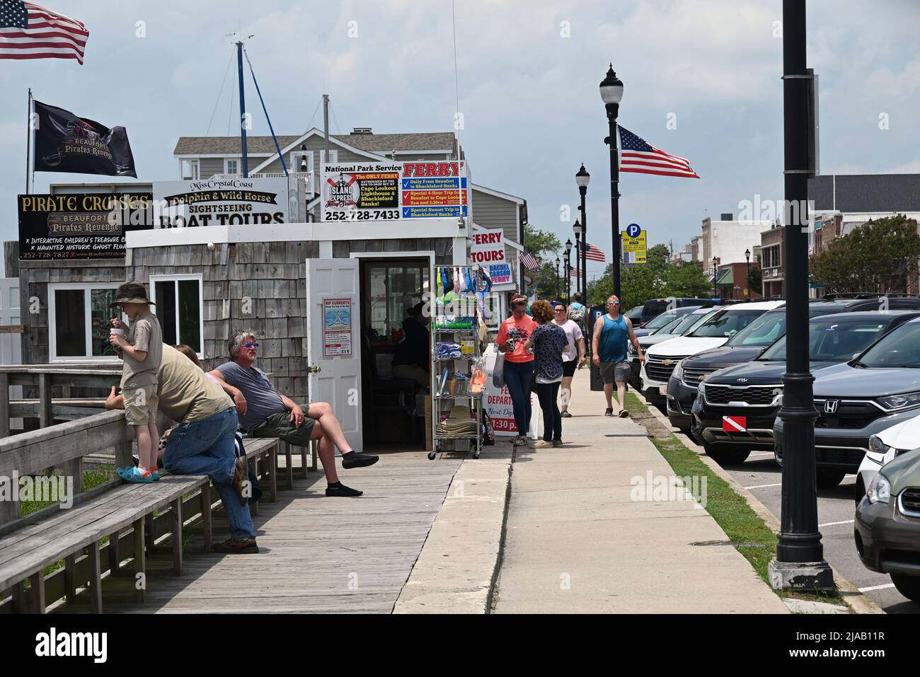 Gli operatori di tour e traghetti si rivolgono ai turisti estivi di Front Street nel centro storico di Beaufort, NC. Foto Stock